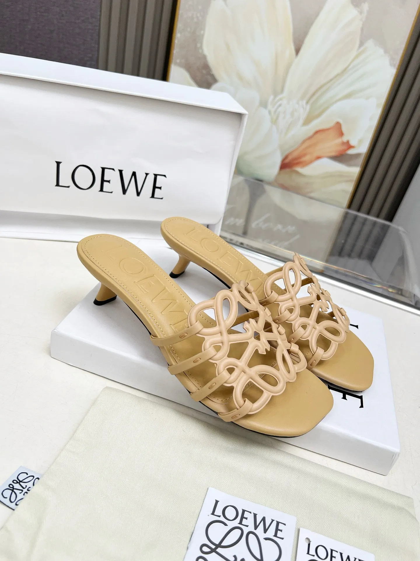 👟👟Ex-factory price 500👟👟 LOEWE 2025 SS summer limited edition hollow slippers, it is a very comprehensive noble fashion brand, highly recommended to all little fairies.   1⃣️Material: Imported cowhide 2⃣️Inner lining: Imported Italian lambskin, super soft and delicate 3⃣️Outsole: Imported Italian original original color genuine leather outsole Heel height 4.5 4⃣️Code number: 35 to 39 (40.41.42.43. Customized)